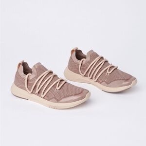 FABLETICS Culver Performance Sneaker SIZE 7.5 run true to size